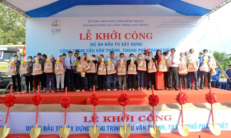 35 hộ dân vùng dự án của hai phường Đức Long và Phú Tài, thành phố Phan Thiết thuộc diện di dời giải tỏa bàn giao đất xây dựng cầu Văn Thánh được lãnh đạo tỉnh Bình Thuận trao quà. 35 hộ dân vùng dự án của hai phường Đức Long và Phú Tài, thành phố Phan Thiết thuộc diện di dời giải tỏa bàn giao đất xây dựng cầu Văn Thánh được lãnh đạo tỉnh Bình Thuận trao quà.