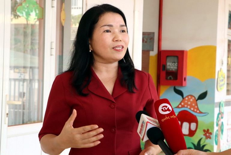 Cô giáo Nguyễn Thị Thanh Vân, Hiệu trưởng Trường mầm non Bình Sơn phấn khởi khi 6 phòng học nhà trường được lắp 18 máy lạnh.