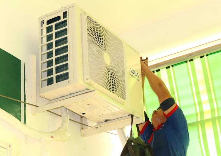 Gắn cục nóng máy lạnh ở bên ngoài phòng học.