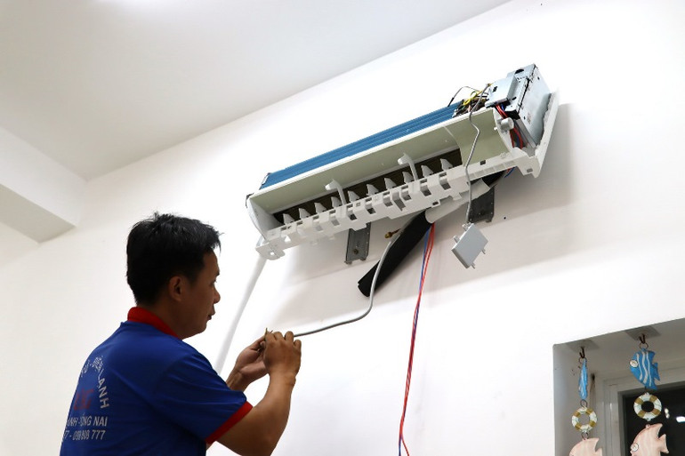 Lắp máy lạnh bên trong phòng học.