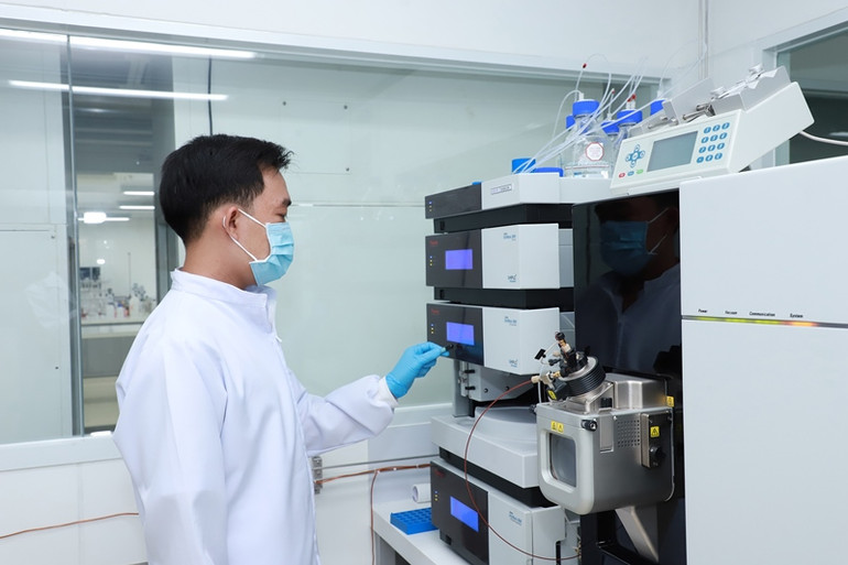 Kiểm soát nghiêm ngặt chất lượng tại nhà máy bảo đảm sản phẩm mì ăn liền luôn an toàn đến với người tiêu dùng.