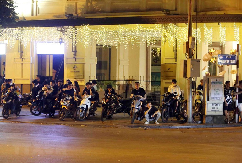 Tại phố Phan Chu Trinh-Tràng Tiền, xuất hiện tình trạng thanh, thiếu niên tụ tập rất đông. (Ảnh: Phạm Kiên/TTXVN)
