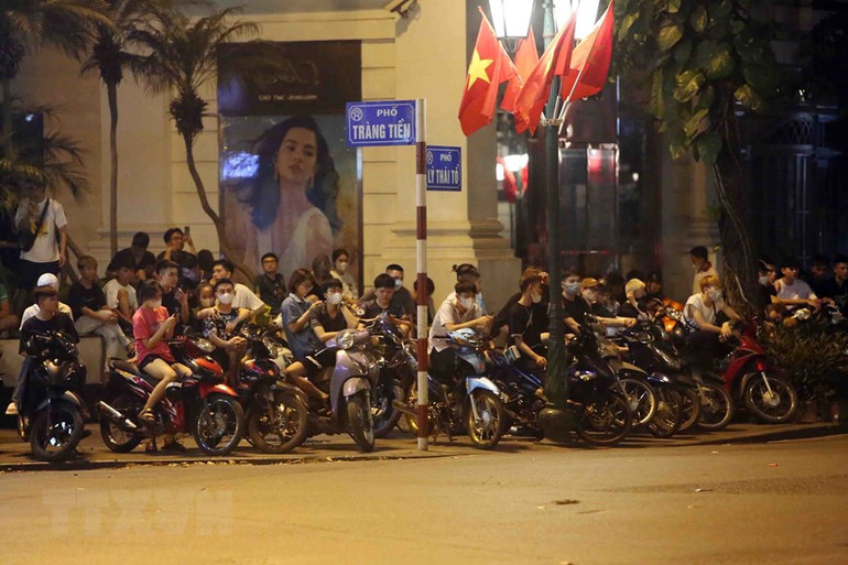 Nhiều thanh, thiếu niên tụ tập tại phố Tràng Tiền-Lý Thái Tổ (gần khu vực Nhà hát Lớn) gây mất trật tự công cộng. (Ảnh: Phạm Kiên/TTXVN)