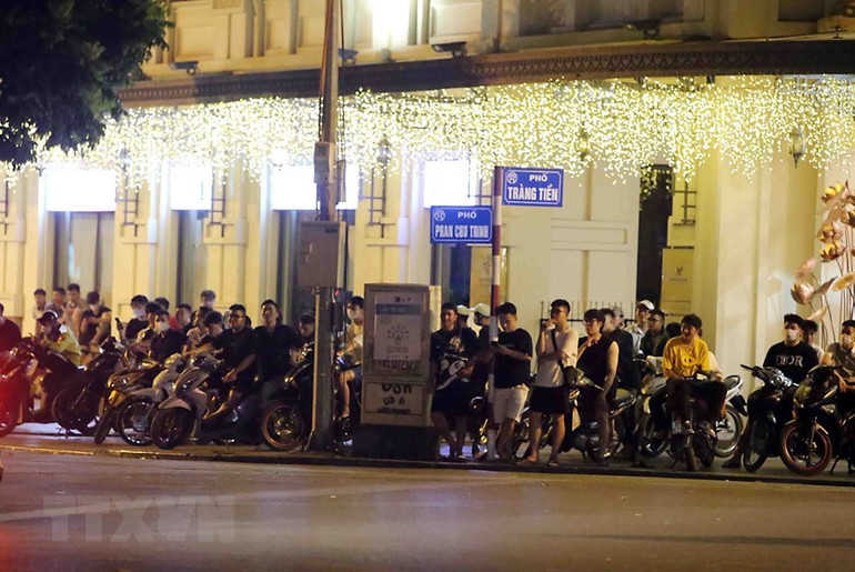 Trong 2 đêm 6-7/5, Phòng Cảnh sát giao thông, Công an thành phố Hà Nội triển khai các tổ công tác 141 kết hợp với hóa trang đã phát hiện và bắt giữ nhiều thanh thiếu niên chạy xe gây mất trật tự, không bảo đảm an toàn giao thông. (Ảnh: Phạm Kiên/TTXVN)