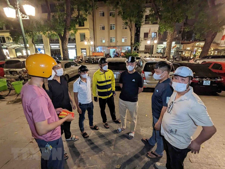 Tổ công tác Y9/141 hóa trang triển khai nhiệm vụ. (Ảnh: Phạm Kiên/TTXVN)