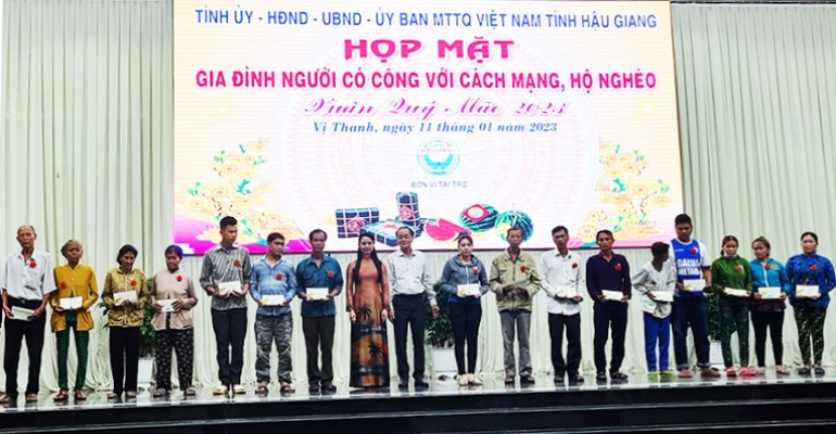 Tặng quà Tết cho hộ nghèo.
