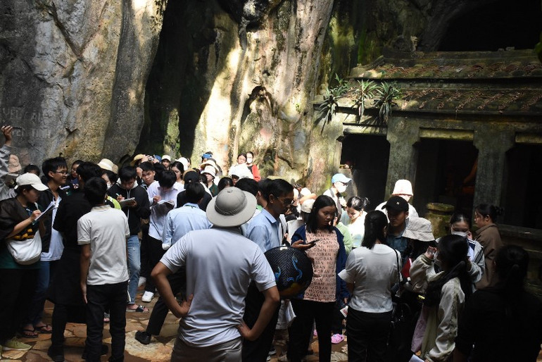 Sinh viên ngành khoa học xã hội tìm hiểu về giá trị Ma nhai.