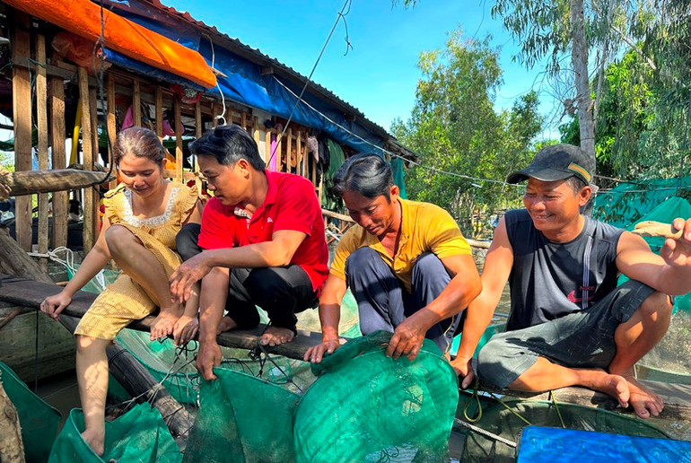 Ba anh em ruột trong gia đình đã ba đời theo nghề hạ bạc (từ trái qua: Cẩm Hồng và chồng (áo đỏ) cùng 2 anh ruột Tùng, anh Kình) trong mùa nước nổi năm nay.