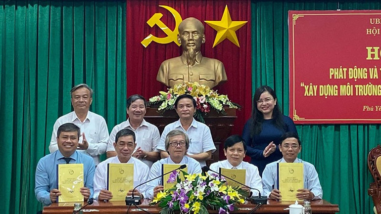 Đại diện các cơ quan báo chí tỉnh Phú Yên ký kết giao ước thi đua xây dựng môi trường văn hóa trong các cơ quan báo chí. Đại diện các cơ quan báo chí tỉnh Phú Yên ký kết giao ước thi đua xây dựng môi trường văn hóa trong các cơ quan báo chí.