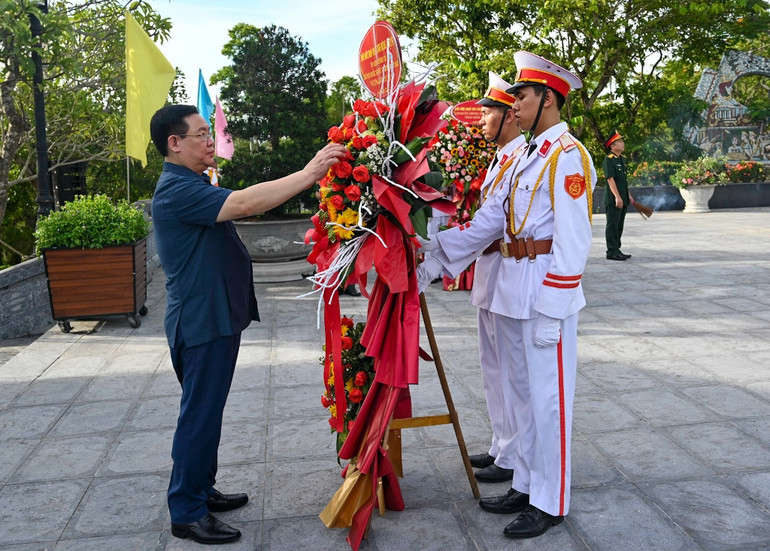 Chủ tịch Quốc hội Vương Đình Huệ dâng hoa tại Nghĩa trang liệt sĩ thành phố Huế.