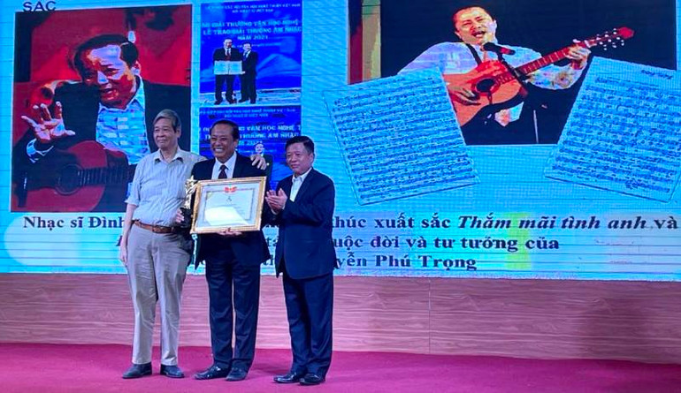 Nhạc sĩ Đình Thậm (ở giữa) nhận Giải thưởng Đào Tấn. Nhạc sĩ Đình Thậm (ở giữa) nhận Giải thưởng Đào Tấn.