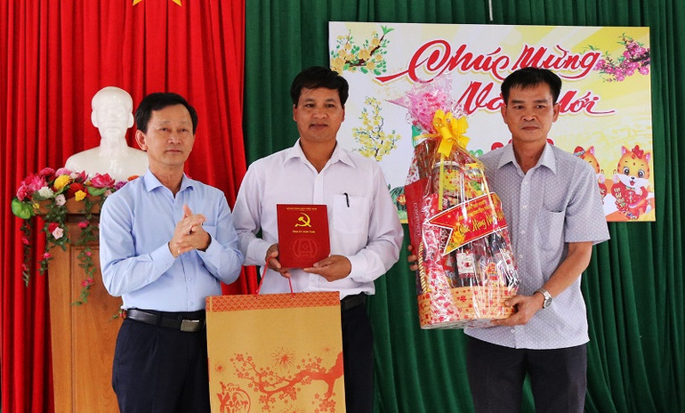 Đồng chí Dương Văn Trang (ngoài cùng bên trái) tặng quà cho cán bộ, nhân dân xã Đăk Long, huyện Đăk Glei.