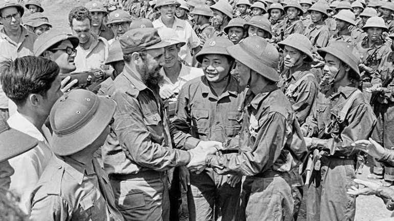 Các chiến sĩ Đoàn Khe Sanh, Quân giải phóng Trị Thiên-Huế nồng nhiệt đón mừng Bí thư Thứ nhất Ban Chấp hành Trung ương Đảng Cộng sản Cuba, Thủ tướng Chính phủ Cách mạng Cuba Fidel Castro đến thăm Vùng giải phóng miền nam Việt Nam, ngày 15/9/1973. (Ảnh: TTXVN) Các chiến sĩ Đoàn Khe Sanh, Quân giải phóng Trị Thiên-Huế nồng nhiệt đón mừng Bí thư Thứ nhất Ban Chấp hành Trung ương Đảng Cộng sản Cuba, Thủ tướng Chính phủ Cách mạng Cuba Fidel Castro đến thăm Vùng giải phóng miền nam Việt Nam, ngày 15/9/1973. (Ảnh: TTXVN)