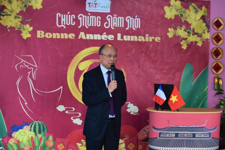 Đại sứ Việt Nam tại Pháp, Đinh Toàn Thắng, phát biểu tại buổi khai trương gian hàng. (Ảnh: MINH DUY)