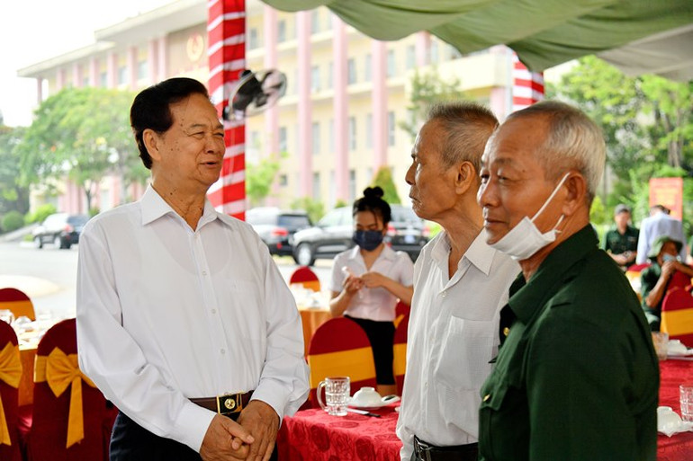 Nguyên Thủ tướng Chính phủ Nguyễn Tấn Dũng gặp gỡ đại biểu tại buổi họp mặt cựu chiến binh Tiểu đoàn 207, Tiểu đoàn 519.