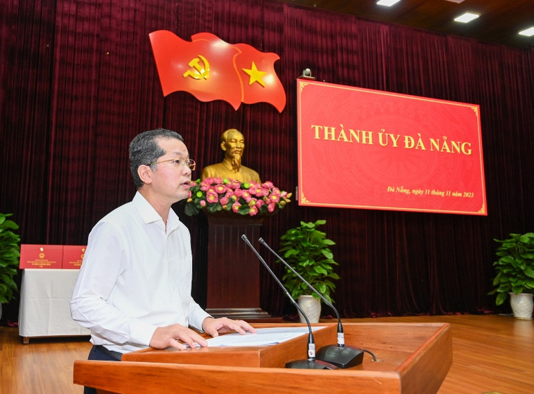 Bí thư Thành ủy Đà Nẵng Nguyễn Văn Quảng trình bày báo cáo tại buổi làm việc. (Ảnh DUY LINH) Bí thư Thành ủy Đà Nẵng Nguyễn Văn Quảng trình bày báo cáo tại buổi làm việc. (Ảnh DUY LINH)