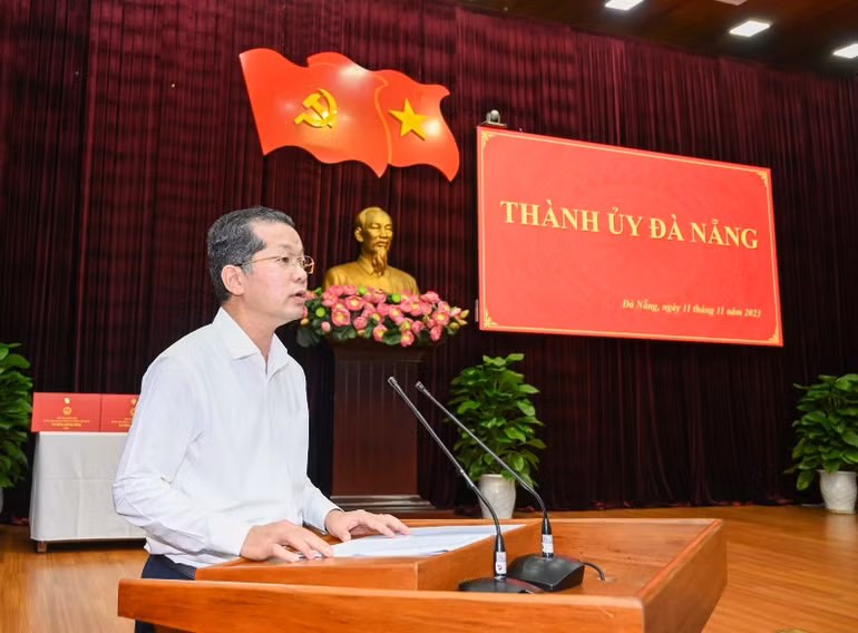 Bí thư Thành ủy Đà Nẵng Nguyễn Văn Quảng trình bày báo cáo tại buổi làm việc. (Ảnh DUY LINH)