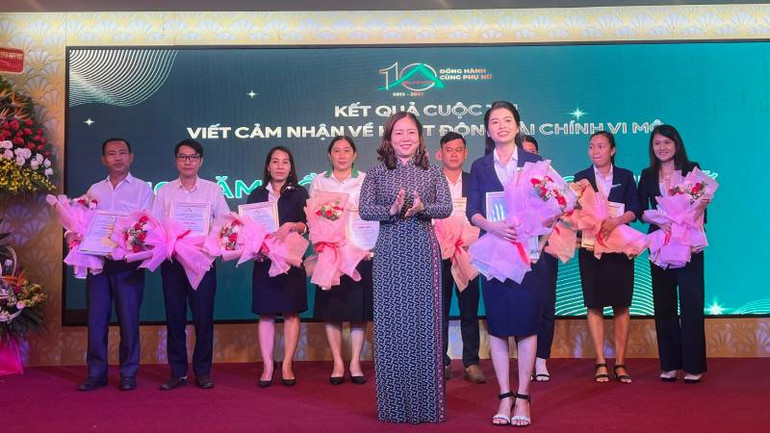 Trao giải thưởng cho tập thể và cá nhân đạt giải trong cuộc thi viết bài cảm nhận về hoạt động tài chính vi mô của Quỹ Hỗ trợ phụ nữ phát triển kinh tế tỉnh Bến Tre.