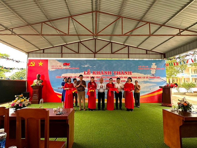 Lễ cắt băng khánh thành công trình tại tỉnh Hòa Bình.