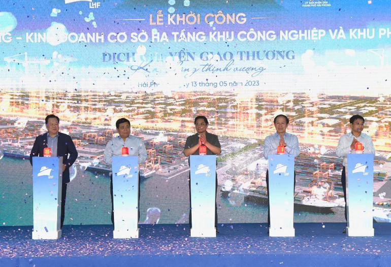 Thủ tướng Phạm Minh Chính Và các đại biểu thực hiện nghi thức khởi công. (Ảnh: Trần Hải)