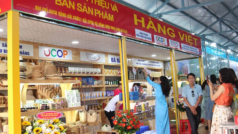 Điểm giới thiệu và bán sản phẩm hàng Việt, OCOP tại cổng Bạch Đằng.