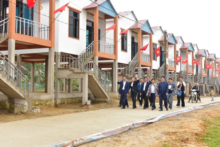 24 căn nhà liền kề được xây khang trang, kiên cố vừa có chức năng chống lũ cho người dân.