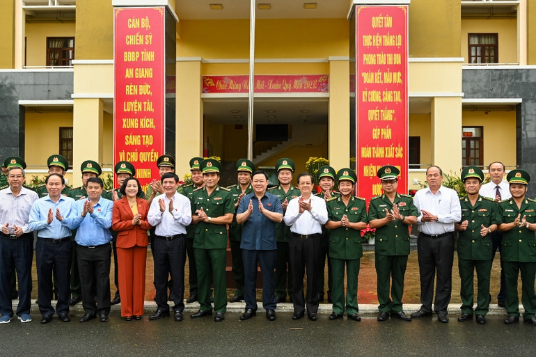 Chủ tịch Quốc hội Vương Đình Huệ và các đại biểu với cán bộ, chiến sĩ Bộ Chỉ huy Bộ đội Biên phòng tỉnh An GIang. (Ảnh Duy Linh) Chủ tịch Quốc hội Vương Đình Huệ và các đại biểu với cán bộ, chiến sĩ Bộ Chỉ huy Bộ đội Biên phòng tỉnh An GIang. (Ảnh Duy Linh)