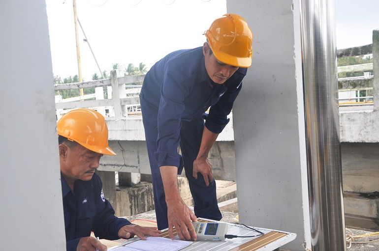 Nhân viên đo độ mặn tại miệng cống khi lấy nước ngọt vào.