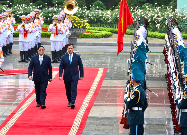 Thủ tướng Phạm Minh Chính và Thủ tướng Vương quốc Campuchia Samdech Moha Bovor Thipadei Hun Manet duyệt Đội danh dự Quân đội nhân dân Việt Nam.