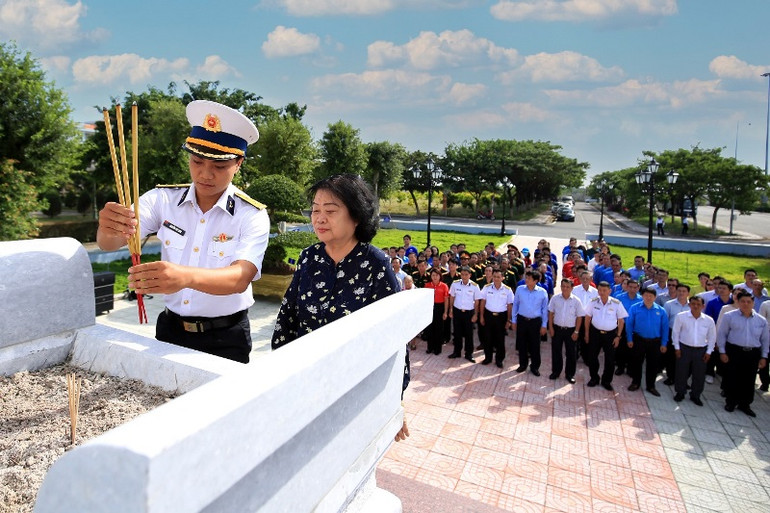 Các đại biểu dâng hoa, dâng hương, tưởng niệm Chủ tịch Hồ Chí Minh, Đại tướng Võ Nguyên Giáp và các Anh hùng, liệt sĩ tại Khuôn viên văn hóa Vùng 2 Hải Quân. (Ảnh: SATRA) Các đại biểu dâng hoa, dâng hương, tưởng niệm Chủ tịch Hồ Chí Minh, Đại tướng Võ Nguyên Giáp và các Anh hùng, liệt sĩ tại Khuôn viên văn hóa Vùng 2 Hải Quân. (Ảnh: SATRA)