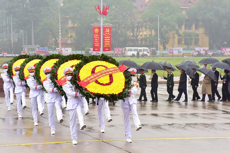 Các đồng chí lãnh đạo, nguyên lãnh đạo Đảng, Nhà nước vào Lăng viếng Chủ tịch Hồ Chí Minh.