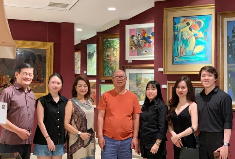 Ông Nguyễn Thiều Quang (ở giữa) cùng vợ và Ban Giám đốc Bảo tàng nghệ thuật Quang San (Thủ Đức, TP Hồ Chí Minh).