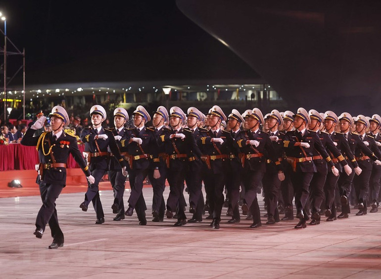 Khối diễu hành thuộc lực lượng vũ trang tại lễ kỷ niệm. (Ảnh: Thống Nhất/TTXVN)