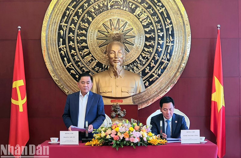 Đồng chí Trần Cẩm Tú phát biểu trong cuộc làm việc với Đại sứ quán Việt Nam tại Trung Quốc. (Ảnh: HỒ QUÂN)