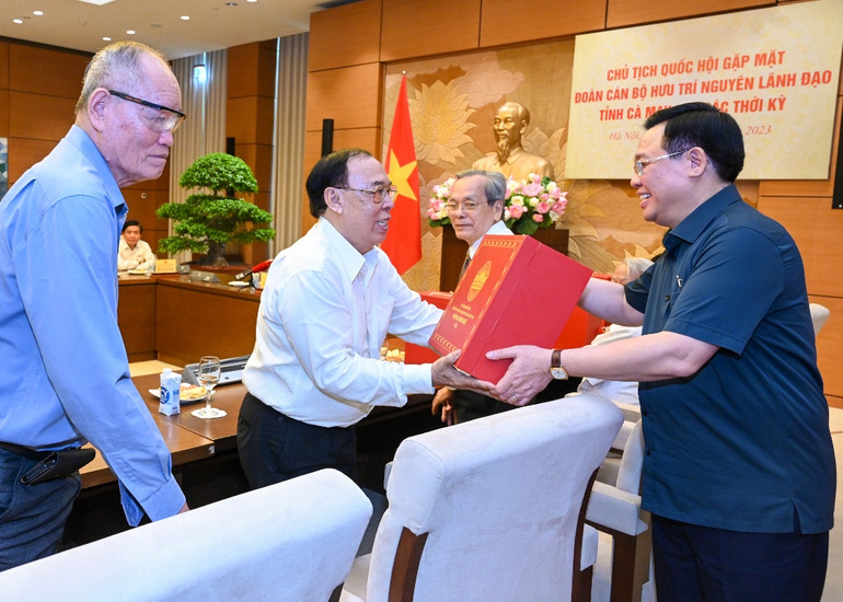 Chủ tịch Quốc hội Vương Đình Huệ trao quà lưu niệm cho các đại biểu.