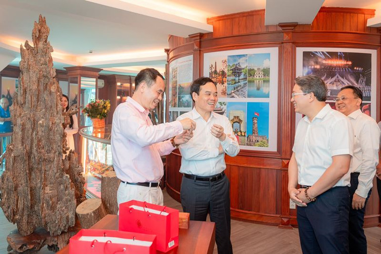 Phó Thủ tướng Trần Lưu Quang đánh giá cao các giá trị về văn hóa, kinh tế của sản vật trầm hương Khánh Hòa, sau khi nghe doanh nhân Nguyễn Văn Tưởng trình bày về lịch sử hình thành và phát triển của trầm hương. Phó Thủ tướng Trần Lưu Quang đánh giá cao các giá trị về văn hóa, kinh tế của sản vật trầm hương Khánh Hòa, sau khi nghe doanh nhân Nguyễn Văn Tưởng trình bày về lịch sử hình thành và phát triển của trầm hương.