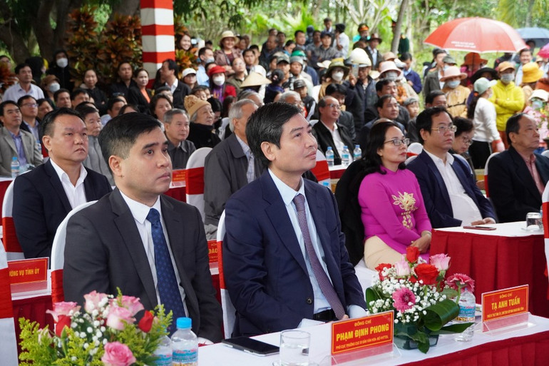 Các đại biểu tham dự Lễ đón nhận Bằng xếp hạng di tích quốc gia Danh lam thắng cảnh Đập Đồng Cam.