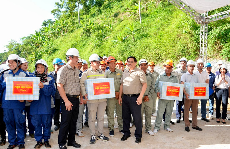 Thủ tướng Phạm Minh Chính tặng quà động viên cán bộ, công nhân các đơn vị trên công trường.