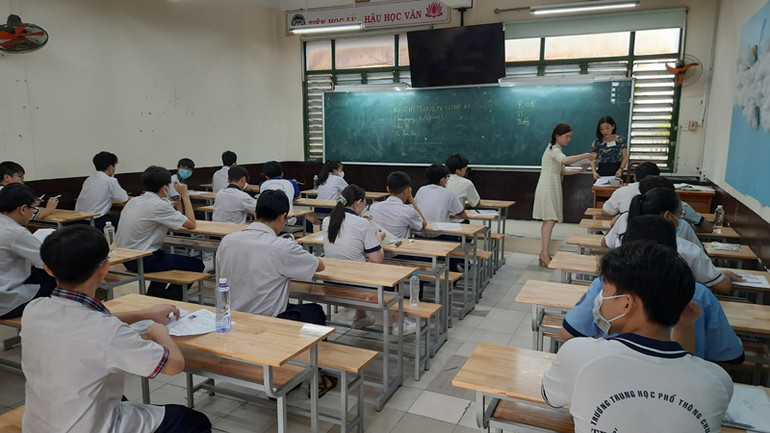 Các thí sinh tại điểm thi Trường trung học phổ thông Trưng Vương, quận 1, Thành phố Hồ Chí Minh chuẩn bị thi môn Ngữ văn.