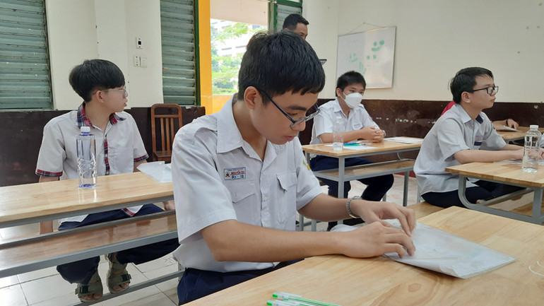 Các thí sinh sẵn sàng cho môn thi đầu tiên.