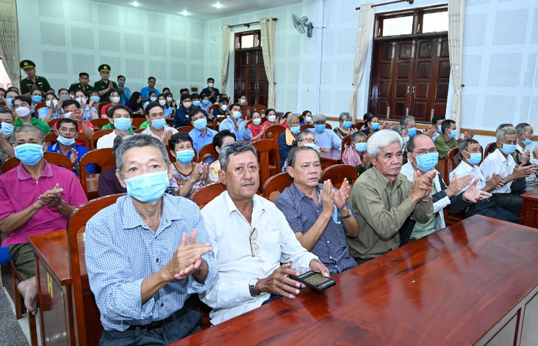 Các gia đình chính sách và đồng bào dân tộc dự buổi lễ. (Ảnh Duy Linh) Các gia đình chính sách và đồng bào dân tộc dự buổi lễ. (Ảnh Duy Linh)