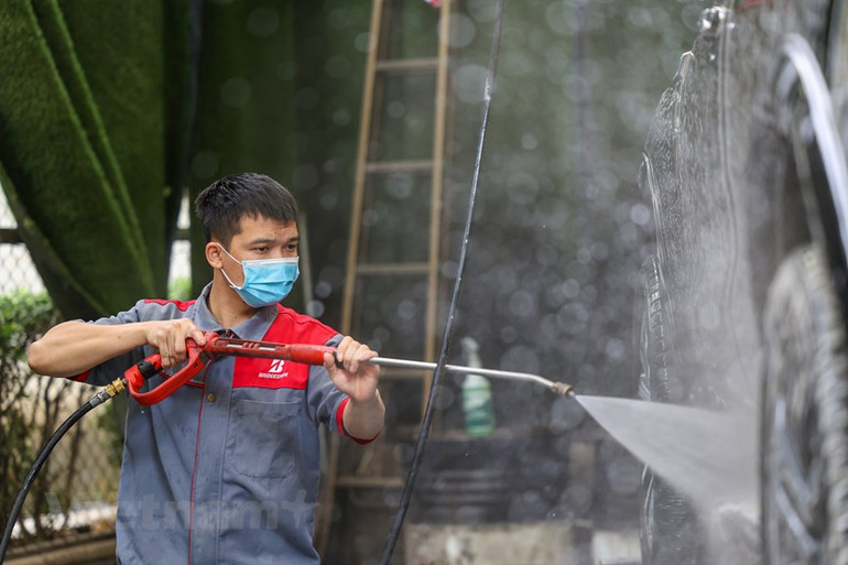 [Ảnh] Dân Hà Nội chi tiền triệu "làm đẹp" ô-tô đón tết Nguyên đán ảnh 16