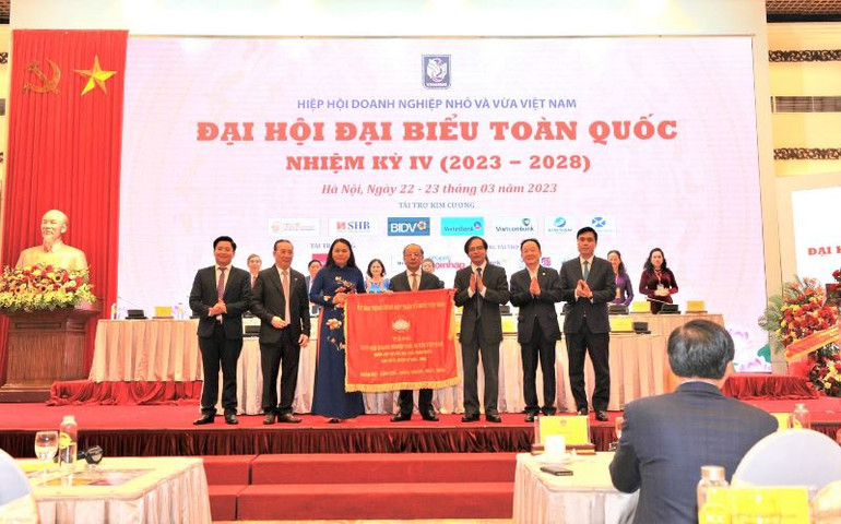 Ban Chấp hành Hiệp hội khóa IV nhận Cờ thi đua từ Ủy ban Trung ương Mặt trận Tổ quốc Việt Nam. Ban Chấp hành Hiệp hội khóa IV nhận Cờ thi đua từ Ủy ban Trung ương Mặt trận Tổ quốc Việt Nam.