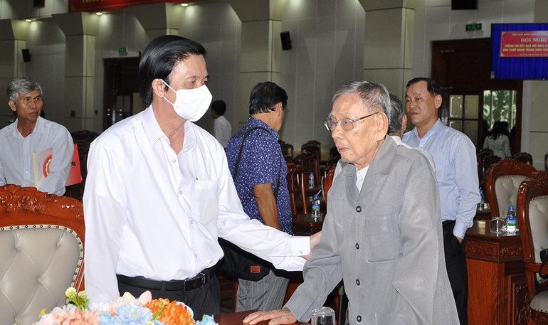 Lãnh đạo Tỉnh ủy và nguyên lãnh đạo Tỉnh ủy trao đổi tại hội nghị.