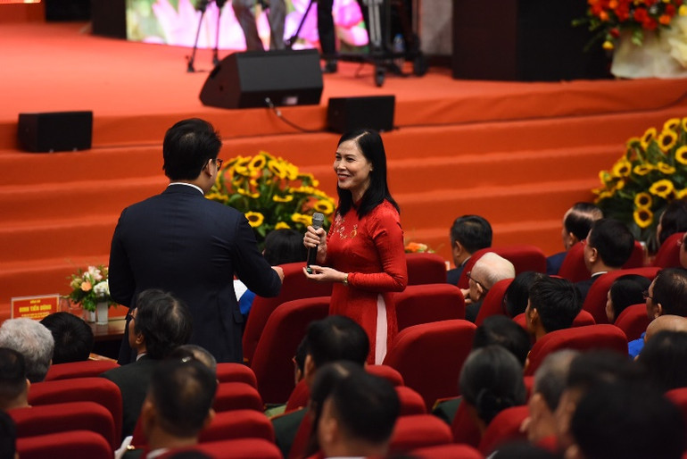 Các đại biểu giao lưu tại hội nghị. Các đại biểu giao lưu tại hội nghị.