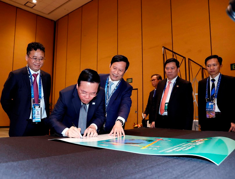 Chủ tịch nước Võ Văn Thưởng ký poster lưu niệm tại Hội nghị Thượng đỉnh Doanh nghiệp APEC.(Ảnh: Thống Nhất/TTXVN)