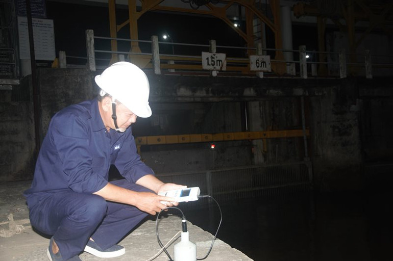 Đo độ mặn vào ban đêm.