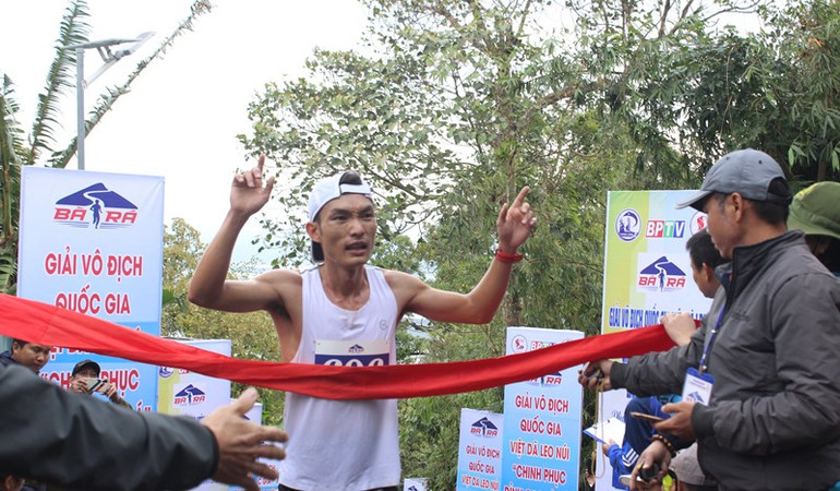 Vận động viên Hoàng Nguyên Thanh cán đích đầu tiên hệ tuyển nam. Vận động viên Hoàng Nguyên Thanh cán đích đầu tiên hệ tuyển nam.
