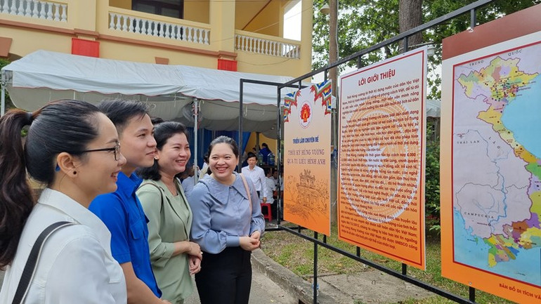 Tham quan trưng bày ảnh tư liệu qua các thời kỳ.