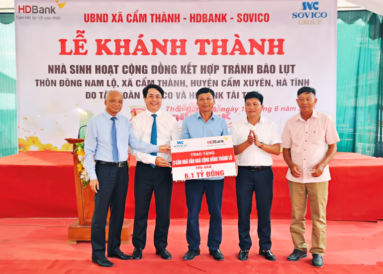 HDBank đến tận nơi, trao kinh phí xây dựng 3 căn nhà cộng đồng tránh lũ trị giá 6,1 tỷ đồng cho người dân Hà Tĩnh vào tháng 6/2022.